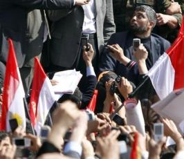 بالصور : رئيس الوزراء المصري الجديد عصام شرف وسط ميدان التحرير