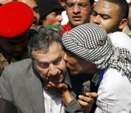 بالصور : رئيس الوزراء المصري الجديد عصام شرف وسط ميدان التحرير