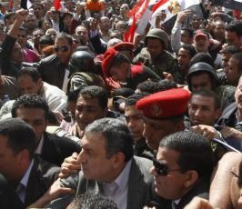بالصور : رئيس الوزراء المصري الجديد عصام شرف وسط ميدان التحرير