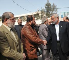 بالصور : هنية ووفد قيادي من حماس يزور بيت عزاء والد الشهيد الشقاقي