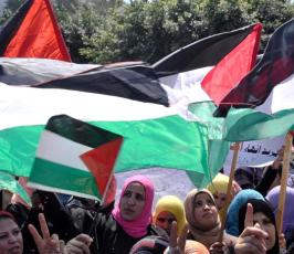 بالصور:إتحاد المرأة ونساء غزة يخرجن بمسيرة حاشدة تعزيزاً لإنهاء الإنقسام