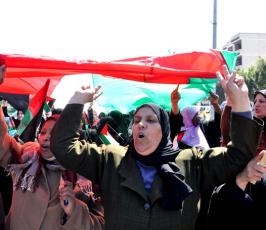بالصور:إتحاد المرأة ونساء غزة يخرجن بمسيرة حاشدة تعزيزاً لإنهاء الإنقسام