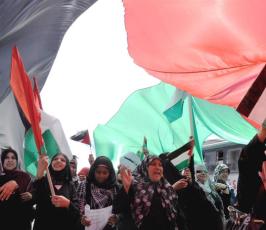 بالصور:إتحاد المرأة ونساء غزة يخرجن بمسيرة حاشدة تعزيزاً لإنهاء الإنقسام