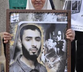بالصور: أهالى المعتقلين الفلسطينيين يناشدون حكومة شرف بالإفراج عن أبنائهم من السجون المصرية