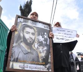 بالصور: أهالى المعتقلين الفلسطينيين يناشدون حكومة شرف بالإفراج عن أبنائهم من السجون المصرية