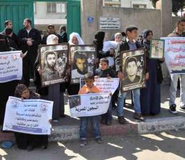 بالصور: أهالى المعتقلين الفلسطينيين يناشدون حكومة شرف بالإفراج عن أبنائهم من السجون المصرية