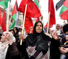 بالصور: اتحاد لجان العمل النسائي وأهالى الأسرى يخرجون بمسيرة دعماً لإنهاء الانقسام 