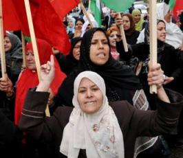 بالصور: اتحاد لجان العمل النسائي وأهالى الأسرى يخرجون بمسيرة دعماً لإنهاء الانقسام 