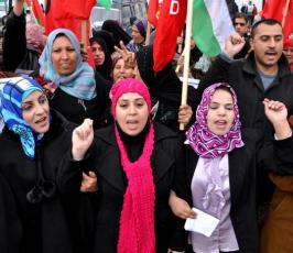 بالصور: اتحاد لجان العمل النسائي وأهالى الأسرى يخرجون بمسيرة دعماً لإنهاء الانقسام 