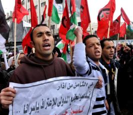 بالصور: اتحاد لجان العمل النسائي وأهالى الأسرى يخرجون بمسيرة دعماً لإنهاء الانقسام 