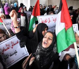 بالصور: اتحاد لجان العمل النسائي وأهالى الأسرى يخرجون بمسيرة دعماً لإنهاء الانقسام 