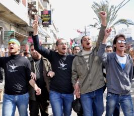 بالصور: مسيرة لفصائل المقاومة تدعوا لأنهاء الانقسام بغزة