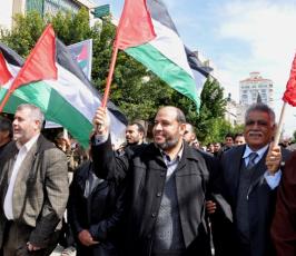 بالصور: مسيرة لفصائل المقاومة تدعوا لأنهاء الانقسام بغزة