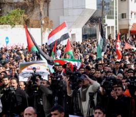 بالصور: مسيرة لفصائل المقاومة تدعوا لأنهاء الانقسام بغزة