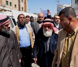 بالصور:أصحاب البيوت المدمرة يعتصمون أمام مقر وكالة الغوث بغزة