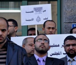 بالصور:إعتصام لقناة الجزيرة تضامناً مع شهيدها المصور على الجابرفى ليبيا