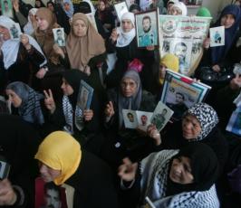 بالصور: إعتصام لأهالى الأسرى بمقر الصليب الأحمر بغزة