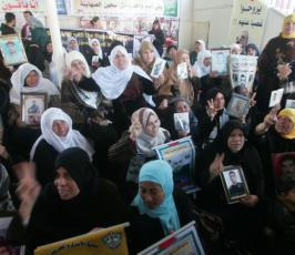 بالصور: إعتصام لأهالى الأسرى بمقر الصليب الأحمر بغزة