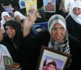 بالصور: إعتصام لأهالى الأسرى بمقر الصليب الأحمر بغزة