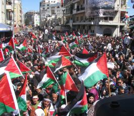 بالصور : مسيرات لإنهاء الانقسام بحضور قيادات حمساوية في رام الله