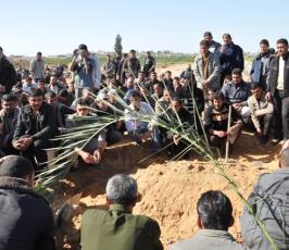 بالصور:جنازة الشهيد عدنان يوسف اشتيوي من منطقة الزيتون