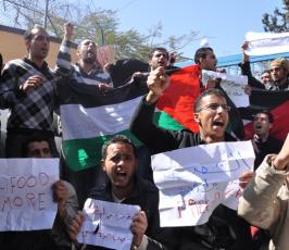 بالصور: شباب غزة يدعون لإنهاء الإنقسام فى إعتصام لهم أمام مقر الأنروا بغزة