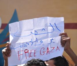 بالصور: شباب غزة يدعون لإنهاء الإنقسام فى إعتصام لهم أمام مقر الأنروا بغزة