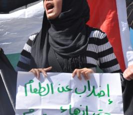 بالصور: شباب غزة يدعون لإنهاء الإنقسام فى إعتصام لهم أمام مقر الأنروا بغزة