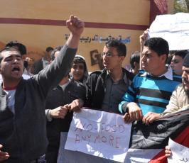 بالصور: شباب غزة يدعون لإنهاء الإنقسام فى إعتصام لهم أمام مقر الأنروا بغزة