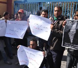 بالصور: شباب غزة يدعون لإنهاء الإنقسام فى إعتصام لهم أمام مقر الأنروا بغزة