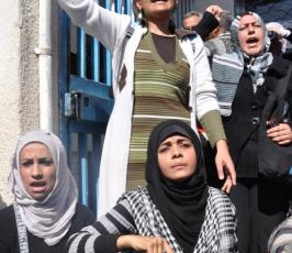 بالصور: شباب غزة يدعون لإنهاء الإنقسام فى إعتصام لهم أمام مقر الأنروا بغزة
