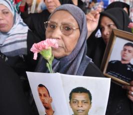 شاهد بالصور:« بعيد الأم »أمهات الأسرى يعتصمن بمقر الصليب الأحمر أملاً بالافراج عن أبنائهم