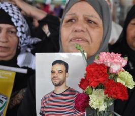 شاهد بالصور:« بعيد الأم »أمهات الأسرى يعتصمن بمقر الصليب الأحمر أملاً بالافراج عن أبنائهم