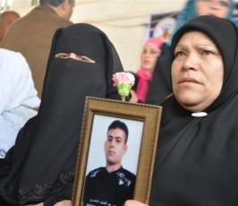 شاهد بالصور:« بعيد الأم »أمهات الأسرى يعتصمن بمقر الصليب الأحمر أملاً بالافراج عن أبنائهم