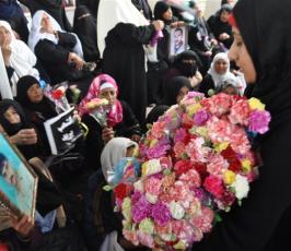 شاهد بالصور:« بعيد الأم »أمهات الأسرى يعتصمن بمقر الصليب الأحمر أملاً بالافراج عن أبنائهم