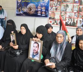 شاهد بالصور:« بعيد الأم »أمهات الأسرى يعتصمن بمقر الصليب الأحمر أملاً بالافراج عن أبنائهم