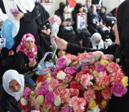 شاهد بالصور:« بعيد الأم »أمهات الأسرى يعتصمن بمقر الصليب الأحمر أملاً بالافراج عن أبنائهم
