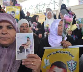 شاهد بالصور:« بعيد الأم »أمهات الأسرى يعتصمن بمقر الصليب الأحمر أملاً بالافراج عن أبنائهم