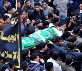 بالصور: جماهير غفيرة تشيع جثامين شهداء حي الشجاعية