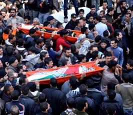 بالصور: جماهير غفيرة تشيع جثامين شهداء حي الشجاعية