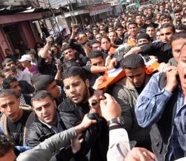 بالصور: جماهير غفيرة تشيع جثامين شهداء حي الشجاعية