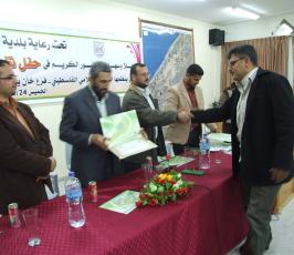 بالصور : التجمع الإعلامي يكرم عدد من صحفي خانيونس أنهوا دورات تدريبية