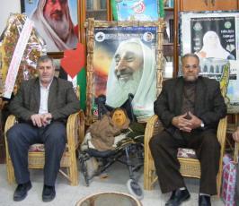 بالصور.. لجنة التواصل الجماهيري تزور منزل الشهيد أحمد ياسين