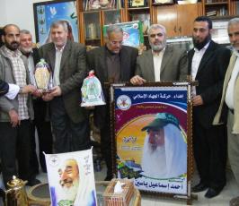 بالصور.. لجنة التواصل الجماهيري تزور منزل الشهيد أحمد ياسين