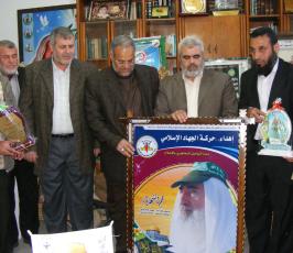 بالصور.. لجنة التواصل الجماهيري تزور منزل الشهيد أحمد ياسين