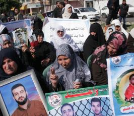 بالصور:الإعتصام الإسبوعى لأهالى وذوو الأسرى بمقر الصليب الأحمر