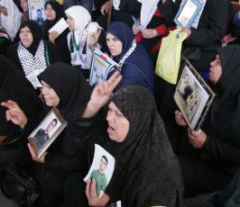 بالصور:الإعتصام الإسبوعى لأهالى وذوو الأسرى بمقر الصليب الأحمر