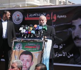 بالصور:الإعتصام الإسبوعى لأهالى وذوو الأسرى بمقر الصليب الأحمر
