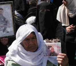 بالصور:الإعتصام الإسبوعى لأهالى وذوو الأسرى بمقر الصليب الأحمر