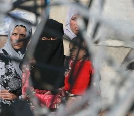 بالصور: أحداث بلدة « يطا » والتي أدت لاصابة 12 مواطن 